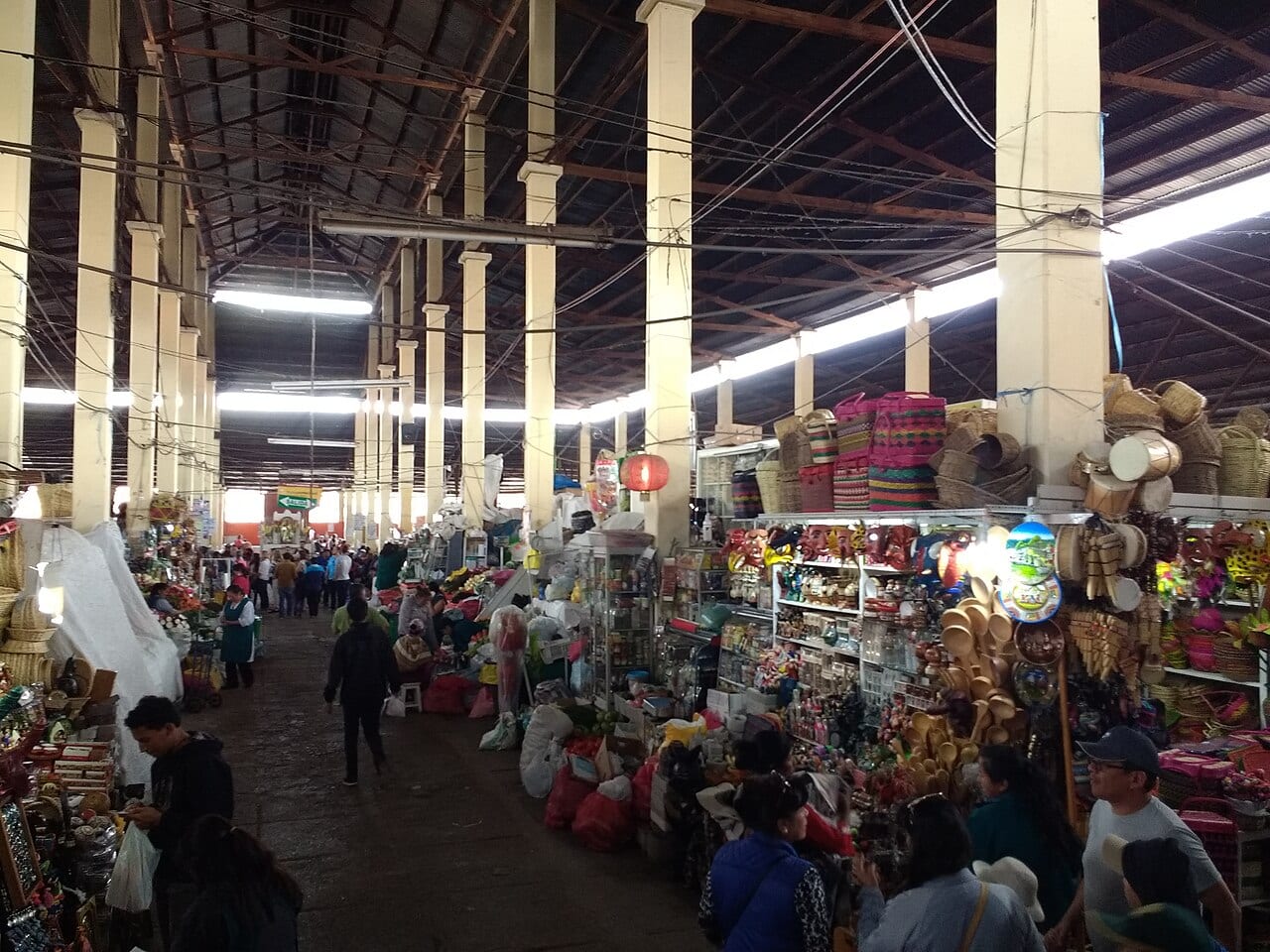 Artesanía local en el mercado de Cusco